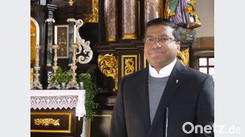 Pater Antony an seinem Lieblingsort in Pressath - die katholische Kirche am Stadtberg. Bild: is