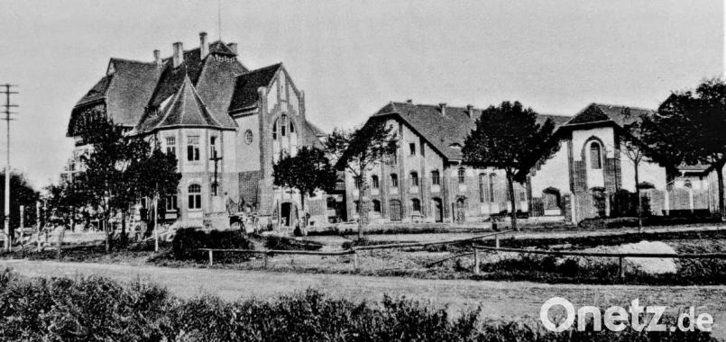 Das schwarz-weiße Bild aus dem Buch des Ehemanns von Marlis Schuster Robert zeigt das Kreuz vor dem ehemaligen Schlachthof. Repro: R. Kreuzer