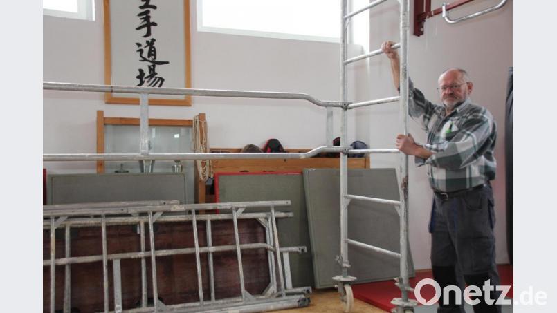 Ein Gerüst prägt momentan das Bild im Dojo des Karatevereins &quot;Genbukan&quot; in Tressenried. Verschiedene Renovierungsarbeiten haben Vorsitzender Hans Ruml und seine Mitstreiter in den vergangenen Monaten erledigt. Bild: Mardanow