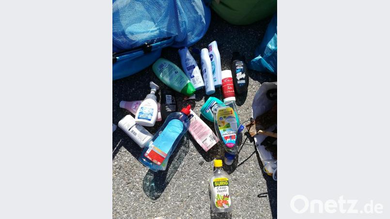 Plastikflaschen und noch allerhand anderer Müll ärgern die Auerbacher Rotkreuz-Helfer, wenn sie ihre Kleidercontainer leeren. Bild: jma