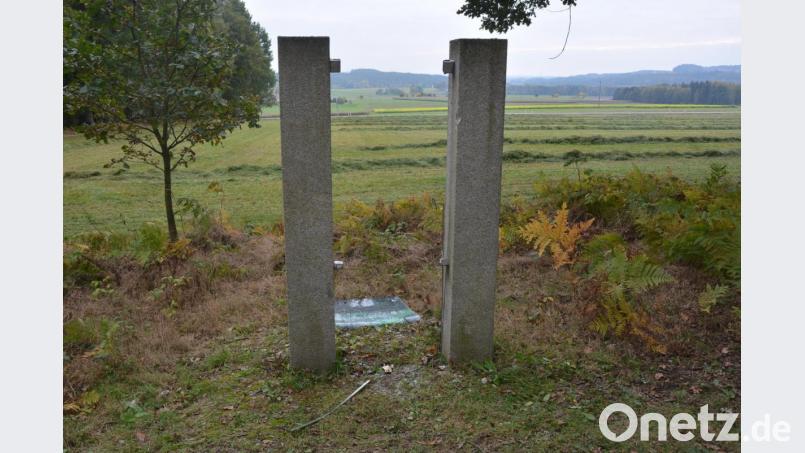 Geradezu mutwillig wurden die Bilder aus ihrer Verankerung an den Granitstelen gerissen. Bild: jr