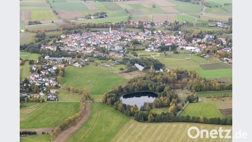 Fünf Wochen lang bohrten Geologen bei Bärnau in das Zentrum des möglichen Vulkans beim Moorweiher (im Vordergrund). Die Bohrungen wurden links vom Gewässer am Waldrand Richtung Naab vorgenommen. Die Analyse der Sedimentproben wird mehrere Monate dauern. Dieses Bild entstand Ende Oktober. Bild: mür