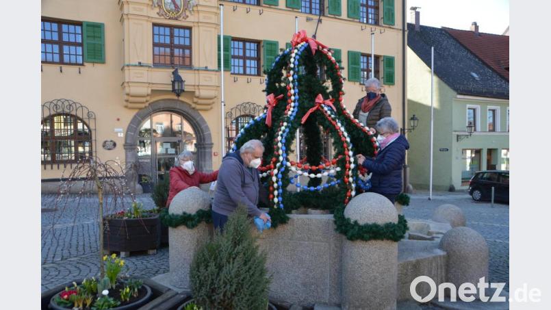 Claudia Passow, Josef Dobmayer, Renate Wührl und Margit Kreisl (von links nach rechts) werkelten am Osterbrunnen vor dem Rathaus, den sie mit Eiern und Schleifen in Stadtfarben verzierten. Bild: dob
