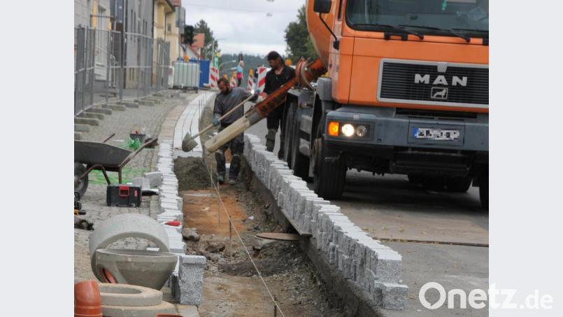In den vergangenen Tagen waren die Entwässerungsrinnen, bestehend aus drei Granit-Pflasterzeilen, entlang der Fahrbahn gesetzt worden. Bild: kro