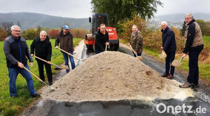 Gute Laune beim Spatenstich! Zum gemeinsamen Spatenstich trafen sich die Bürgermeister der Gemeinden Brand und Nagel, Bernhard Schindler (Dritter von rechts) und Helmut Voit (Zweiter von links), mit Vertretern der Bauämter, Planern, Vertretern der ausführenden Firma und weiteren Verantwortlichen. Bild: ld