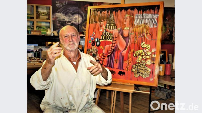 Vor seinem Gemälde &quot;Die Hure Babylon&quot; erklärt Robin Seur leidenschaftlich die Hintergründe, warum er die Offenbarung des Johannes gemalt hat. Er möchte mit seinen 22 Werken die Menschen zum Umdenken einladen. Denn der Prophet habe bereits gewusst, dass die Menschheit eines Tages die eigene Lebensgrundlage zerstören werde. Bild: ubb