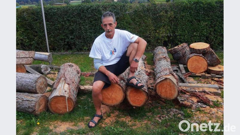 Eine Lärche, abgesägt auf eine verwertbare Länge stand am Beginn der Dacheindeckung mit selbsgemachten Schindeln. Bild: ld