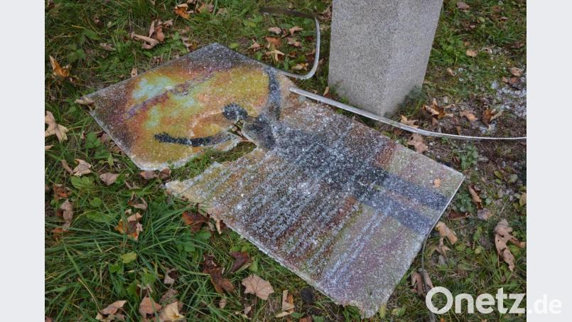 Nur noch Trümmer von den bunten Bildern blieben übrig. Der Vandalismus wurde zur Anzeige gebracht, Ermittlungen der Polizei laufen. Bild: jr
