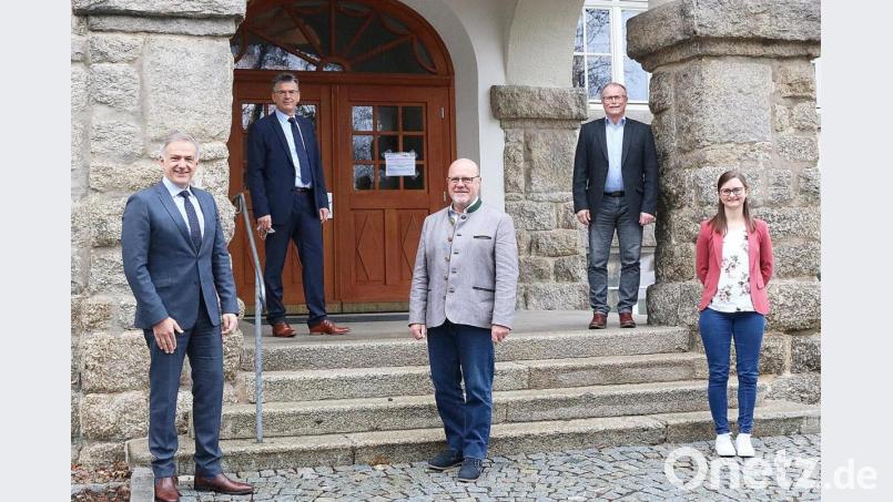 Sozialamtsleiter Wolfgang Jäger (Mitte) verabschiedete sich in den Ruhestand. Landrat Roland Grillmeier, Personalchef Walter Brucker, Personalratsvorsitzender Max Bindl und die neue Sachgebietsleiterin im Sozialamt, Judith Sollfrank, (von links) wünschten ihm alles Gute. Bild: Claus Oberndorfer/Landratsamt Tirschenreuth/exb
