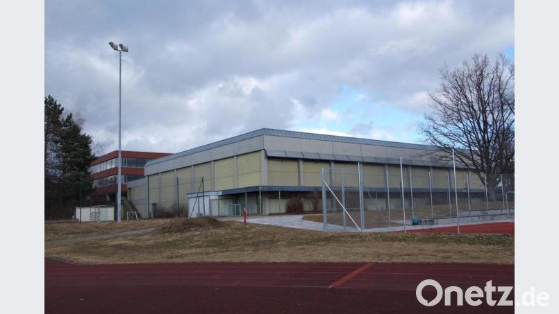 Eigentlich war die Sporthalle schon für den Abbruch vorgesehen. Nun soll sie runderneuert und mit einem zweistöckigen Anbau auf dem alten Allwetterplatz (linker Bildrand) erweitert werden. Bild: as
