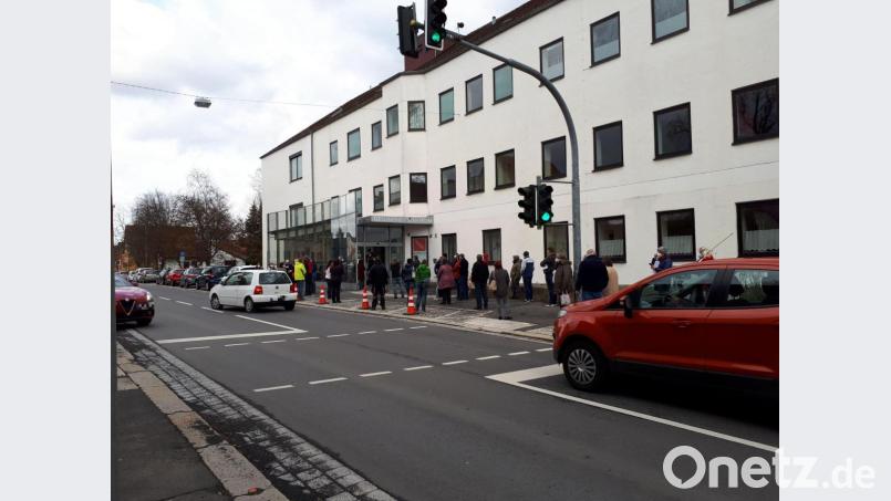 Vor dem Impfzentrum in Waldsassen bilden sich immer wieder Schlangen. Das Rote Kreuz bittet die Bürger, erst kurz vor den Terminen zum Impfzentrum zu kommen. Bild: pz