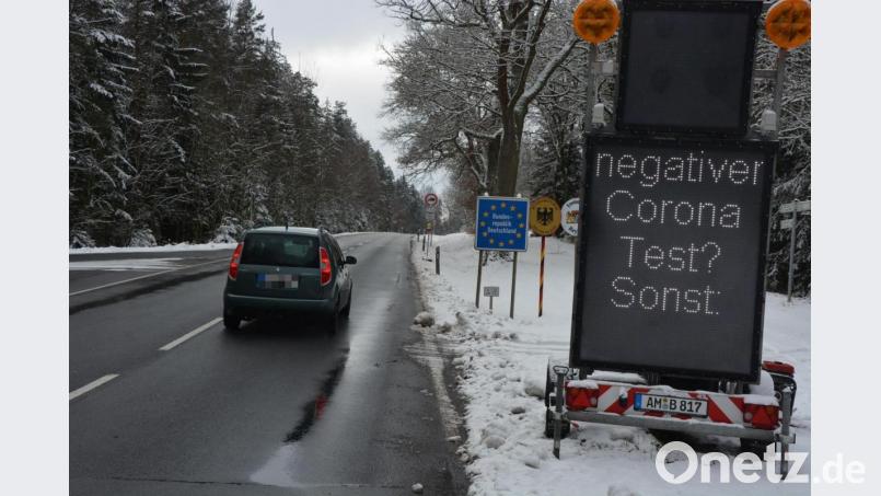 Am Grenzübergang bei Waldsassen weist ein großes Hinweisschild auf einem mobilen Warnanhänger Einreisende aus Tschechien auf die Testpflicht hin. Bild: jr