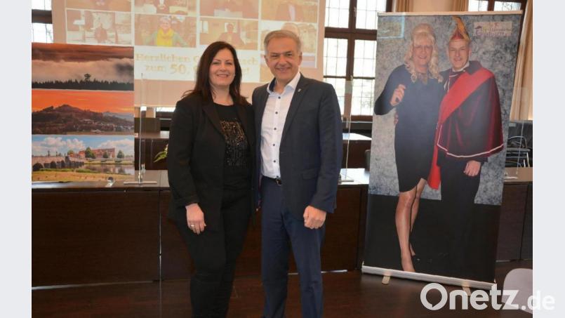 Landrat Roland Grillmeier, hier mit seiner Frau Claudia, genoss die vielen Glückwünsche, die per Videoübertragung eintrafen. Bild: jr