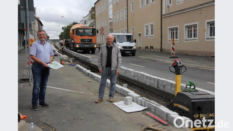 Zweiter Bürgermeister Karlheinz Hoyer und der geschäftsführende Beamte der Stadt, Martin Rosner (links), überzeugten sich vom Baufortschritt in der Egerer Straße. Bild: kro