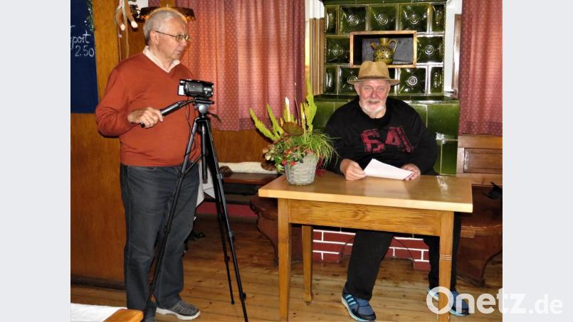 Heimatdichter Hans Günther Lauth (rechts) hat auch vor der Kamera, die sein Schriftsteller-Kollege Hans Spörrer (links) führt, keine Scheu. Der Gründer der Grenzlandschreiber geht mit seinem Autorenkreis ins Internet, um während der kulturarmen Pandemie-Zeit auf Youtube ein wenig Heimatliteratur verbreiten zu können. Bild: ubb
