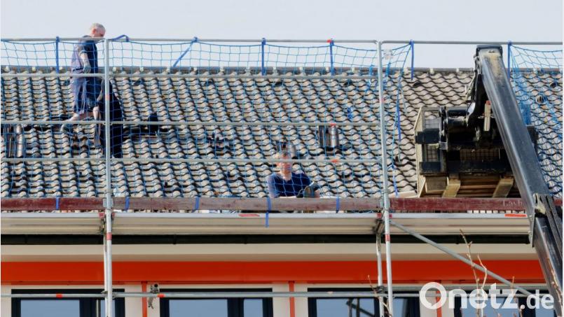 Mitarbeiter einer Regensburger Firma verlegen auf dem Fach der Grund- und Mittelschule Schwarzenfeld 120 Solarmodule. Die Kosten von 175 000 Euro übernimmt die &quot;Bürger-Energie-Genossenschaft Mittlere Oberpfalz eG&quot;. Bild: Hirsch