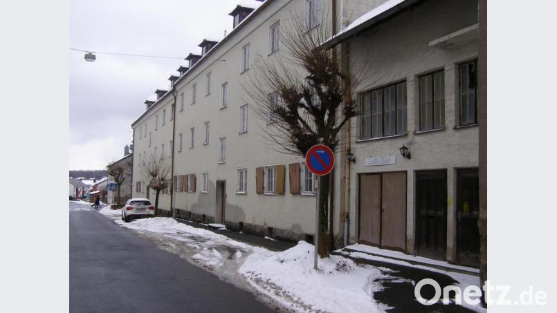 Seit vielen Jahren leer steht das Mehrfamilienhaus an der Adalbert-Stifter-Straße 2 und 4. Entgegen früherer Konzepte sind der Kinosaal und der Zwischenbau (rechts) nicht mehr in die Planungen für ein mehrstöckiges Wohnhaus einbezogen. Bild: pz