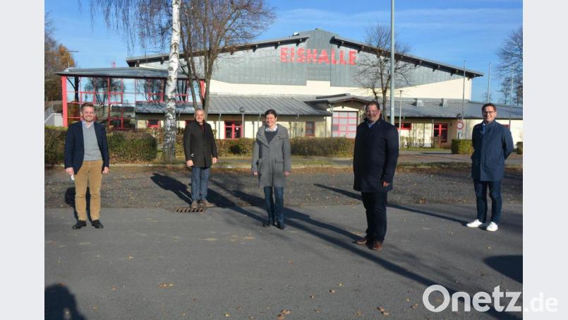 Strahlende Gesichter am Mittwochmittag vor der Mitterteicher Eissporthalle. MdL Tobias Reiß, Landrat Roland Grillmeier. Kämmerin Ursula Ockl, Bürgermeister Stefan Grillmeier und Europaabgeordneter Christian Doleschal (von links) freuen sich über die zwei Millionen Euro für die Sanierung des Gebäudes. Bild: jr