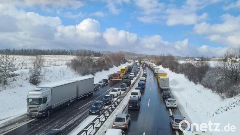Die A93 ist nach einem Unfall zwischen Pechbrunn und Mitterteich gesperrt. Es wird gebeten, eine Rettungsgasse zu bilden. Bild: Roland Wellenhöfer