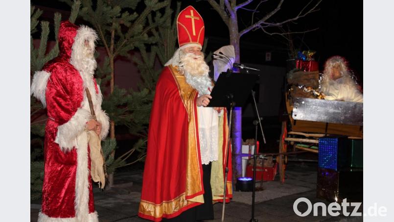 Knecht Ruprecht und der heilige Nikolaus besuchten die Kinder am Großparkplatz. Bild: kro