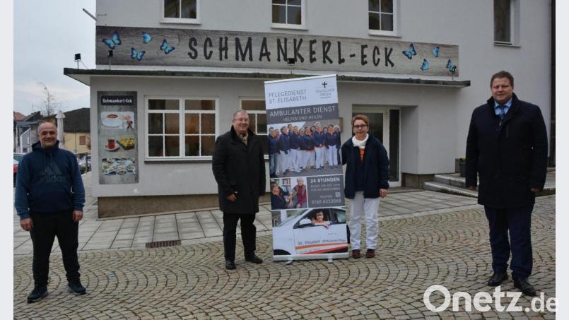 Im Frühjahr 2021 wird der Ambulante Pflegedienst St. Elisabeth des Deutschen Ordens einen zusätzlichen Stützpunkt mit Beratungsbüro am Kirchplatz einrichten. Von links Vermieter Erdal Efe, Geschäftsleiter Carsten Gleißner, Pflegedienstleiterin Carmen Zottmeier und Bürgermeister Stefan Grillmeier. Bild: jr