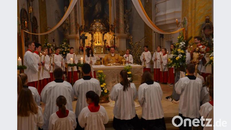 Die Osternacht in der Vohenstraußer Stadtpfarrkirche - wie hier im Jahr 2017 - wird heuer von den coronabedingten Beschränkungen geprägt sein. Dekan Alexander Hösl freut sich aber, wenn sich die Gläubigen in der Kirche zu dem Hochfest versammeln dürfen. Archivbild: dob