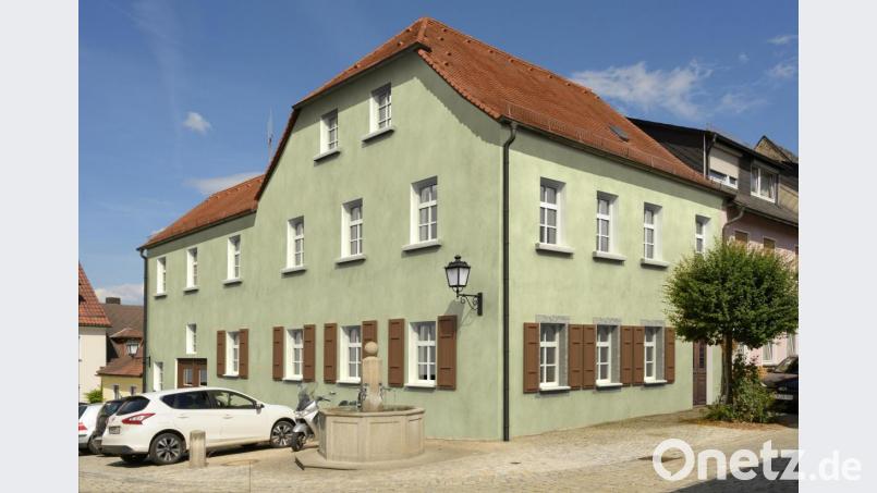 Am Computer hat das Scherbaum-Wirtshaus schon eine glänzende Zukunft als kleines Hotel mit Lounge-Bar. Die Fassade des denkmalgeschützten Hauses wird dabei komplett erhalten. Der Bauausschuss genehmigte am Dienstag den Bauantrag der Firma &quot;Nobis Domus&quot;. Bild: Spectrum Medienagentur GmbH/exb