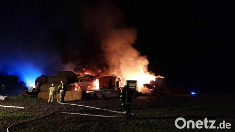 Etwa 70 Feuerwehrleute waren beim Brand in der Nähe von Gumpen im Einsatz. Bild: Thorsten Meiler/exb