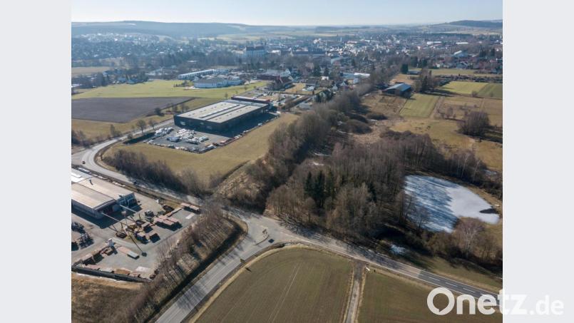 Vor 25 Jahren durften die Waldsassener beim bayernweit ersten Bürgerentscheid über die Verlegung der Bundesstraße 299 entscheiden. Verwirklicht ist das Projekt bis heute nicht. Im Bild eine Aufnahme vom Februar 2019 mit dem Teilstück der neuen Bundesstraße aus Richtung Grenzübergang bei der Kreuzung Schirndinger Straße. Die aktuelle Planung sieht die Fortführung auf der früheren Bahnlinie vor. Archivbild: dtr