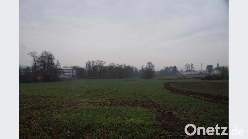 Das eingetragene Bodendenkmal war bereits beim Architektenwettbewerb bekannt. Um die Überreste von &quot;Altenkemnath&quot; nicht zu beschädigen, wird auf dieser Fläche nicht gegraben, sondern das Gelände aufgefüllt. Bild: kaz