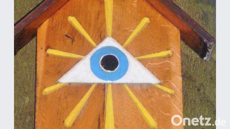 Das Flurdenkmal „Auge Gottes“ beim Teufelsrangen. Johann Kiener hat 1984 anstelle der verrosteten ehemaligen Blechtafel diese Holztafel angebracht. Bild: sef