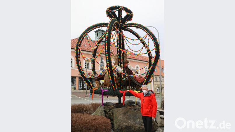 Seit kurzem steht die Osterkrone am Marktplatz - mit Maske! Mit auf dem Bild Bürgermeister Johannes Reger, ebenso mit Maske. Bild: njn