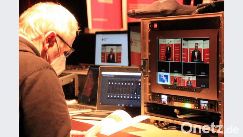 Per Livestream wurde die Versammlung an die Bereitschaften übertragen. Bild: kro
