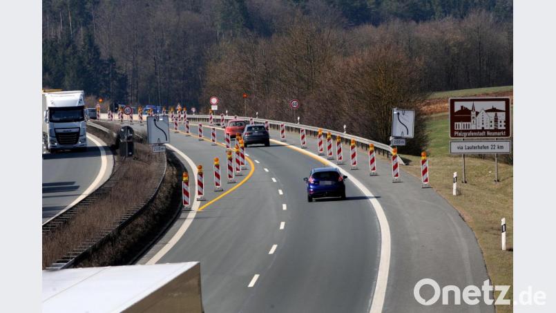 In Fahrtrichtung Nürnberg gibt es auf der A6 bei Poppberg (Birgland) während der Bauarbeiten an der maroden Autobahnbrücke nur eine Spur. Bild: Stephan Huber