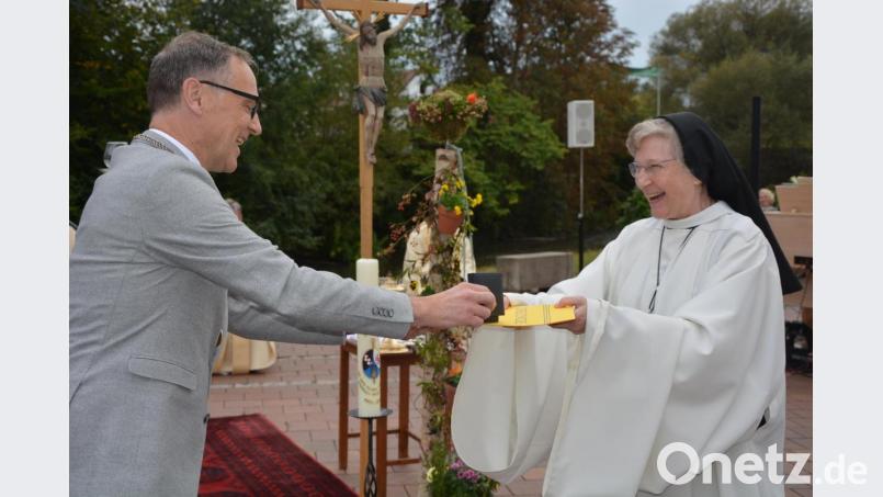 Strahlend und dankbar nahm Äbtissin Laetitia Fech die Goldene Bürgermedaille der Stadt Waldsassen von Bürgermeister Bernd Sommer in Empfang. Die Stadt würdigte damit das 25-jährige Wirken als Äbtissin des Klosters Waldsassen. Bild: jr