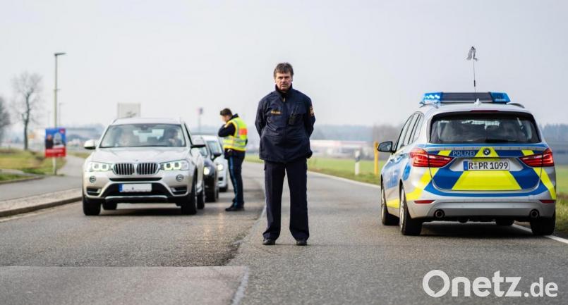 Die meisten Verstöße gegen Corona-Regeln gab es im Landkreis Tirschenreuth während der bayernweiten Kontaktbeschränkungen. Das Bild zeigt Polizisten bei der Kontrolle einer Ortsein- und Ausfahrt von Mitterteich während der im Frühjahr dort verhängten Ausgangssperre. Archivbild: Nicolas Armer/dpa