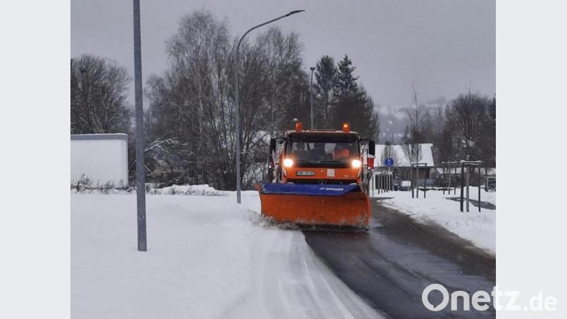 Morgens um 3 Uhr rückt das Bauhofteam zum Winterdienst aus. Bild: Stadt Tirschenreuth/exb