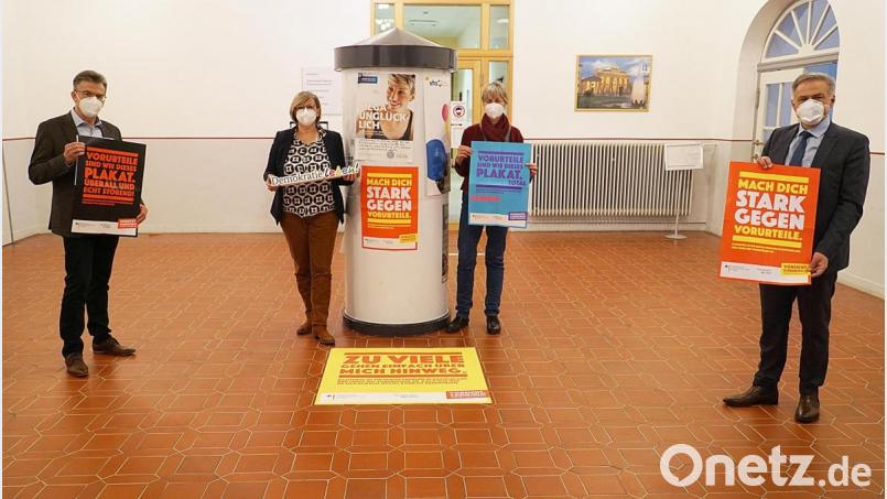 Walter Brucker, am Landratsamt zuständig für das Bundesprogramm „Demokratie leben!“, die Koordinatorin der Partnerschaft für Demokratie, Sonja Schmid, sowie Theresia Kunz, Sprecherin des Begleitausschusses, und Landrat Roland Grillmeier (von links) setzen ein Zeichen gegen Vorurteile und Alltagsrassismus. Bild: Stefan Malzer/Landratsamt Tirschenreuth/exb