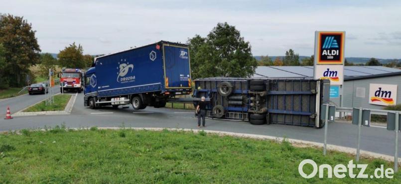 Die Hebelwirkung macht’s möglich. Der umgekippte Anhänger hob die Hinterachse des Lastwagens in die Höhe. Bei seinem „Missgeschick“ blieb der Fahrer des Gespanns unverletzt. Bild: exb