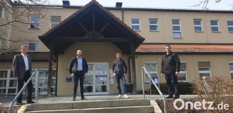 Manfred Tretter von der Kliniken Nordoberpfalz AG (links) und Bürgermeister Marcus Gradl (rechts) freuen sich, dass Michael Dromann und Daniel Sper (Zweiter und Dritter von links) mit ihrem Unternehmen in das ehemalige Krankenhausgelände in Eschenbach investieren. Bild: msh