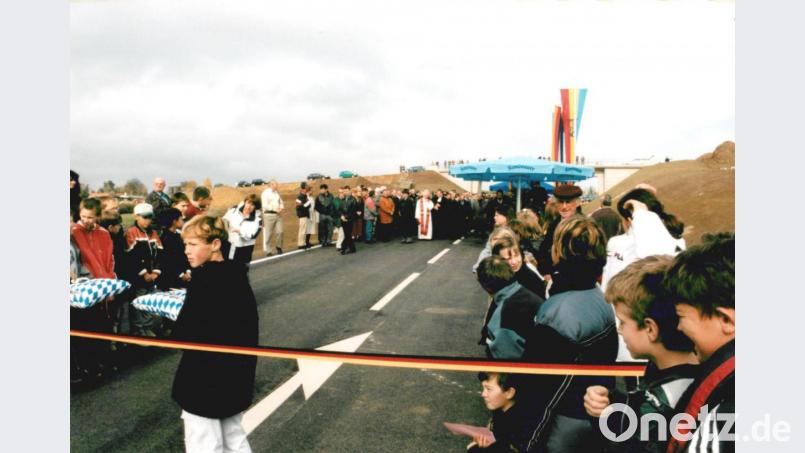 Für den Festakt mit zahlreichen Gästen und Schaulustigen am 19. Oktober 2000 war ein schwarz-rot-goldenes Band über die neue Trasse der Bundesstraße 299 gespannt worden. Archivbild: Staatliches Bauamt Amberg-Sulzbach/exb
