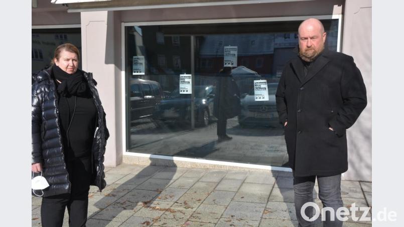 Katrin und Holger Paschedag unterstützen die Aktion „Ostbayern sieht schwarz“. Am Freitag pünktlich um 11.55 Uhr waren die Schaufenster ihres Mitterteicher Modehauses schwarz verhüllt. Bild: jr