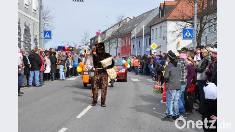 Jahr für Jahr zog der Mitterteicher Gaudiwurm Tausende Menschen an, die die Straßenränder säumten – so wie hier im Jahr 2011. Archivbild: jr
