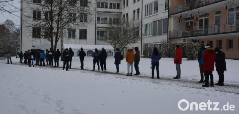 Gleich zu Beginn der Tests am Sonntagnachmittag bildete sich am Einlass zum Testzentrum Waldsassen eine lange Menschenschlange. Bild: jr