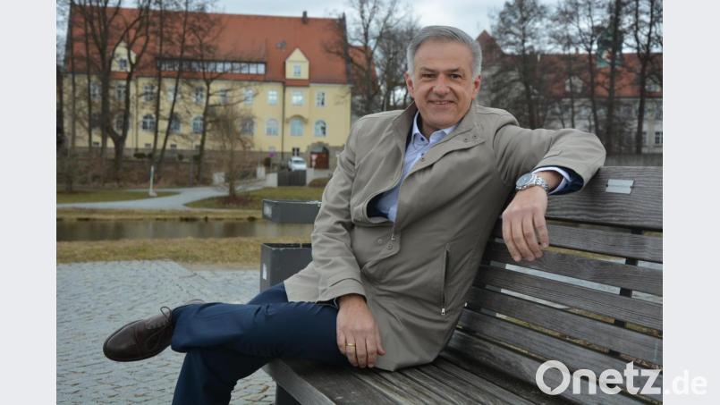 Seinen 50. Geburtstag feiert heute Landrat Roland Grillmeier. Hier macht er es sich auf einer Bank im Fischhofpark gemütlich, mit Blick auf das Landratsamt, wo er sein Dienstzimmer hat: „In der Mittagspause bin ich gerne hier und genieße ein paar Minuten Auszeit.“ Bild: jr