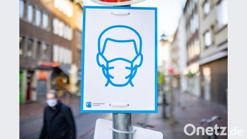 Wer gegen die gelten Corona-Regeln verstößt, muss aktuell mit Bußgeldern rechnen. Gegen die Maskenpflicht wurde im Landkreis Tirschenreuth bisher einmal verstoßen. Symbolbild: Marcel Kusch/dpa