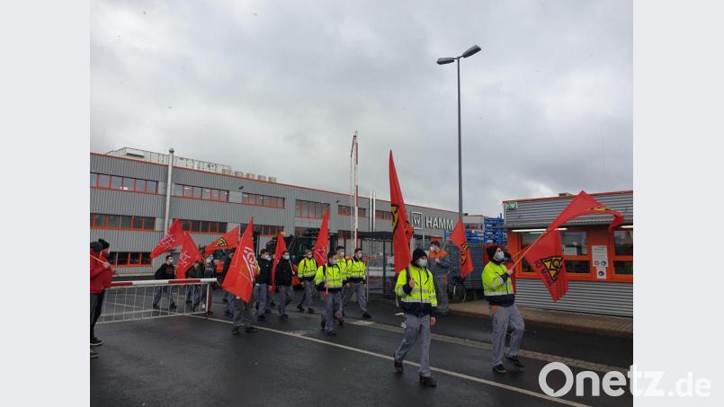 Warnstreik am Freitagmorgen bei der Hamm AG in Tirschenreuth. &quot;Die Beschäftigten werden sich nicht mit einer Nullrunde abspeisen lassen&quot;, schreibt die IG Metall. Bild: IB Metall/exb
