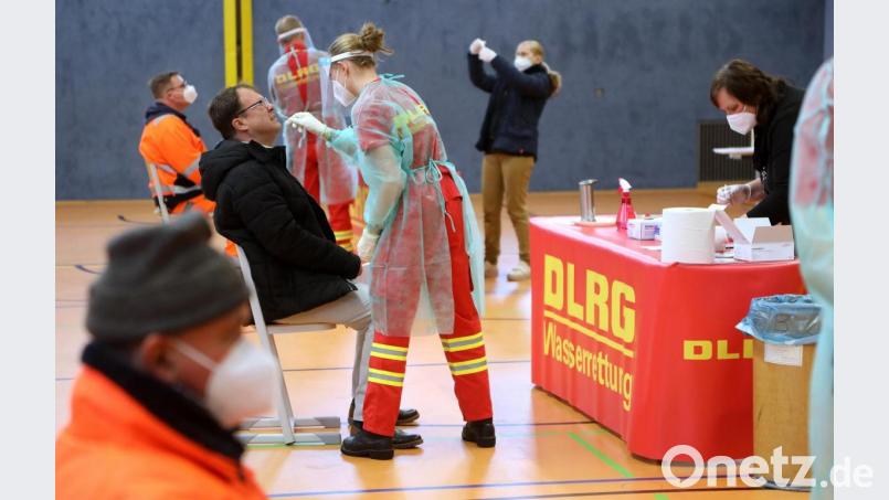 Die Stadt Amberg hat für ihre Mitarbeiter ein Corona-Schnelltestzentrum in der Turnhalle der städtischen Wirtschaftsschule eingerichtet. Bild: Wolfgang Steinbacher