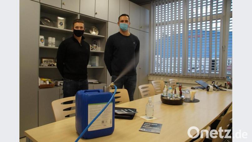 Benjamin Eibisch und Timo Györi (von links) desinfizieren mit ihrem Trockennebel zeitgleich Räume und Oberflächen. Bild: kaz