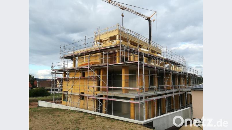 Das Hybrid-Haus in Witzlhof im „Rohbau“: Innen der Beton-Kern, außen die Holzwände. Bild: Michael Kohl/exb